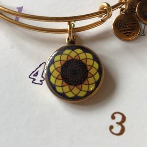 Alex and Ani - EUC - gorgeous FLOWER design - gold bangle bracelet ✨
